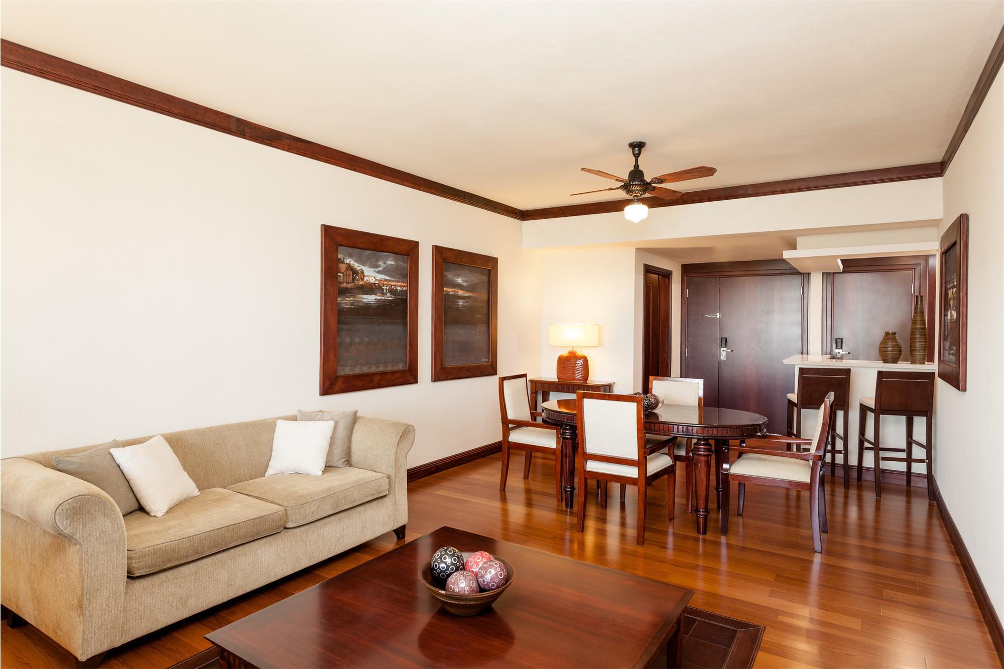 Sheraton Colonia Golf & Spa Resort Колония-дель-Сакраменто Экстерьер фото A living room with a ceiling fan