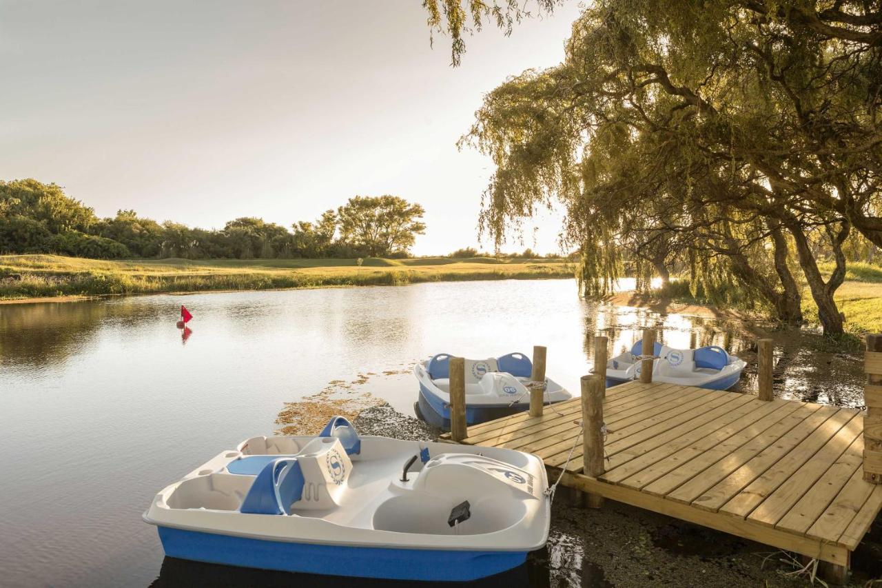 Sheraton Colonia Golf & Spa Resort Колония-дель-Сакраменто Экстерьер фото The lake at the park