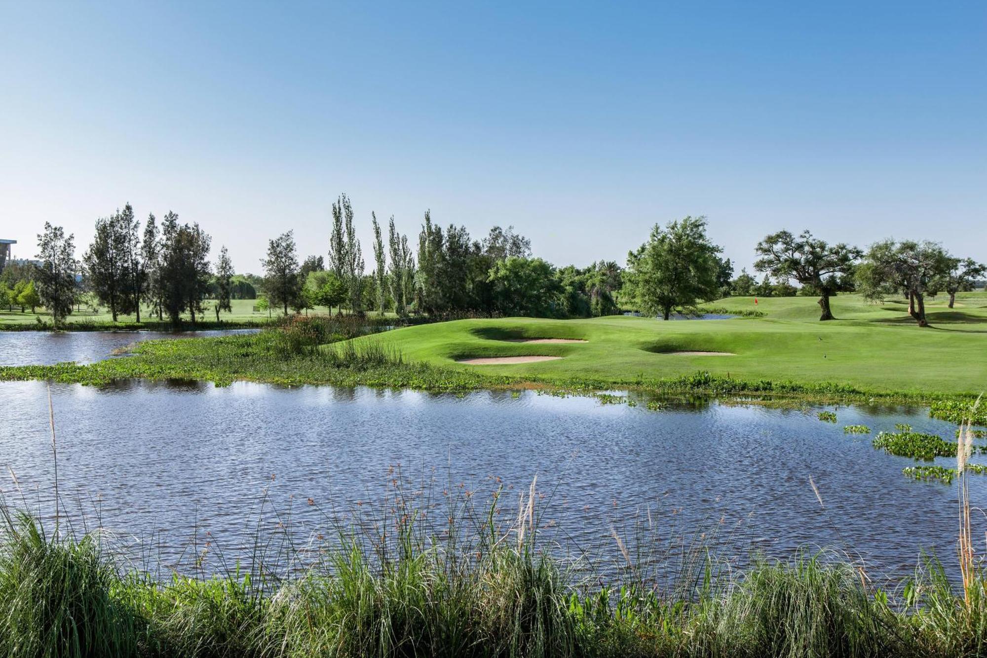 Sheraton Colonia Golf & Spa Resort Колония-дель-Сакраменто Экстерьер фото Golf course in the city