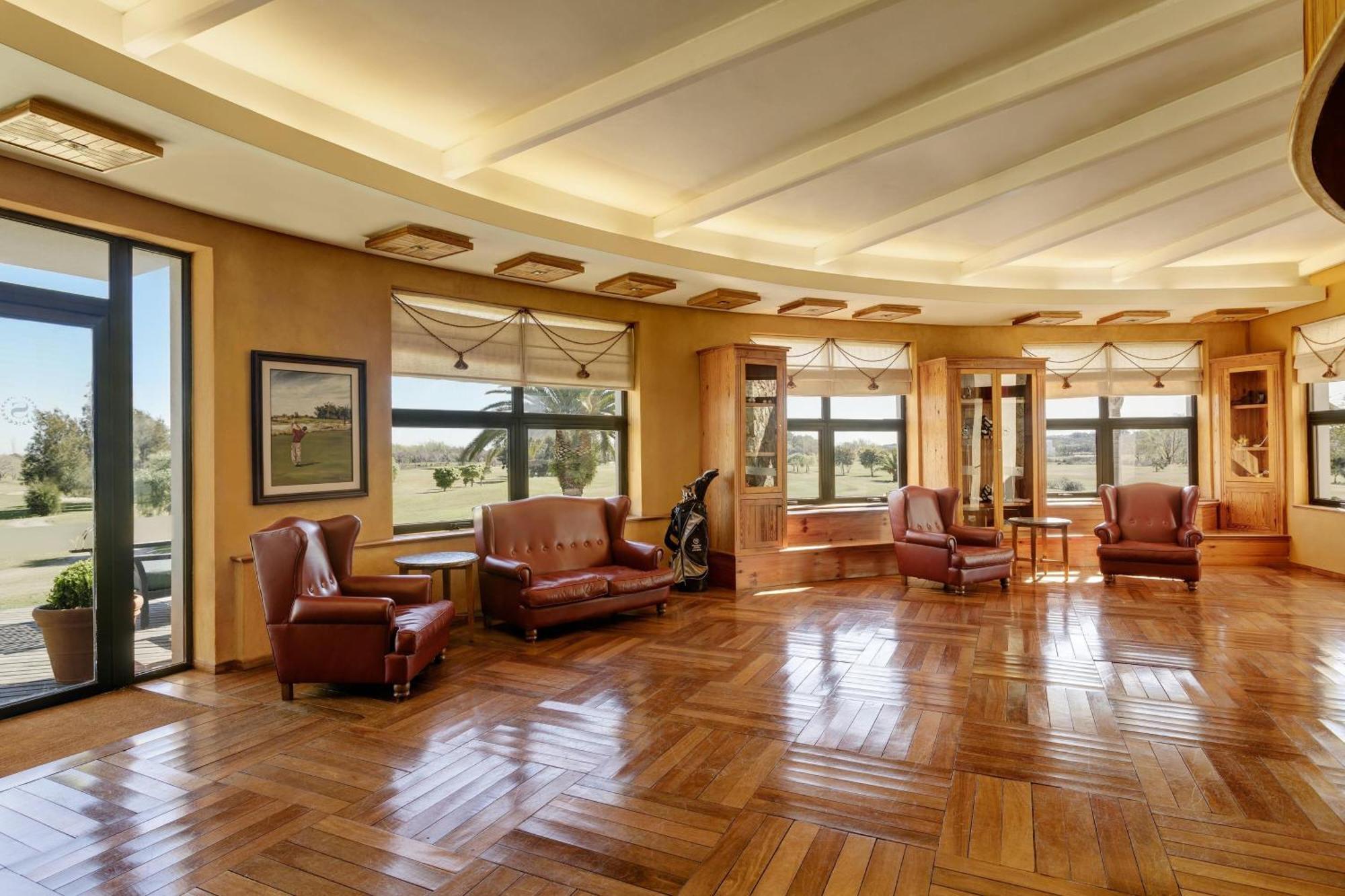 Sheraton Colonia Golf & Spa Resort Колония-дель-Сакраменто Экстерьер фото Clubhouse interior