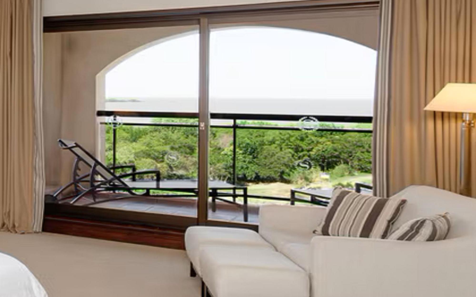 Sheraton Colonia Golf & Spa Resort Колония-дель-Сакраменто Экстерьер фото A window with a roller blind