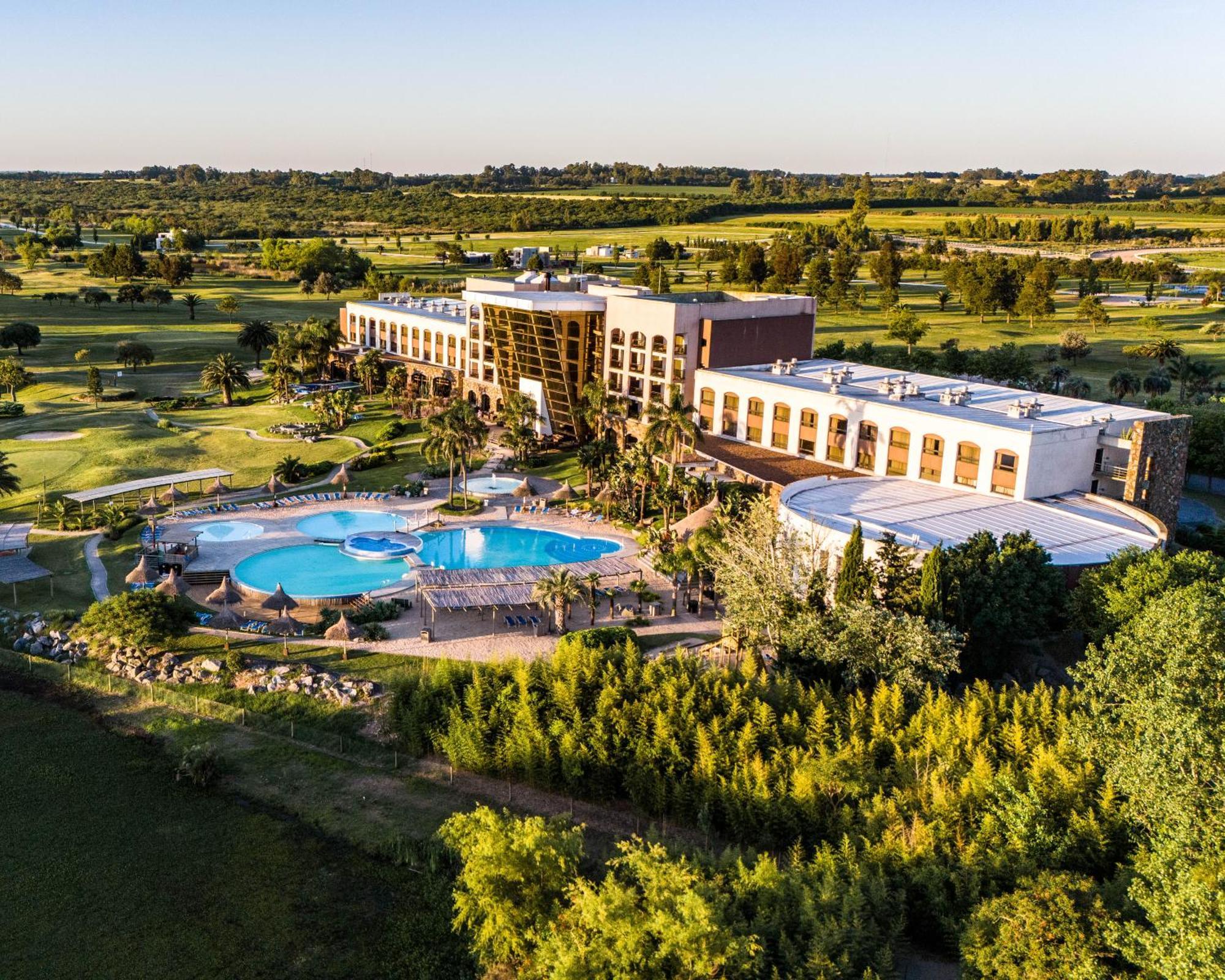 Sheraton Colonia Golf & Spa Resort Колония-дель-Сакраменто Экстерьер фото Aerial view of the hotel
