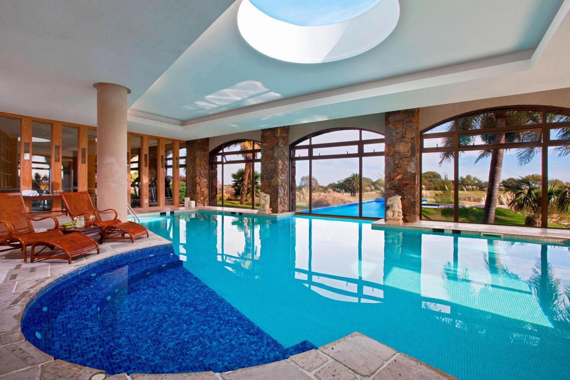Sheraton Colonia Golf & Spa Resort Колония-дель-Сакраменто Экстерьер фото Indoor pool