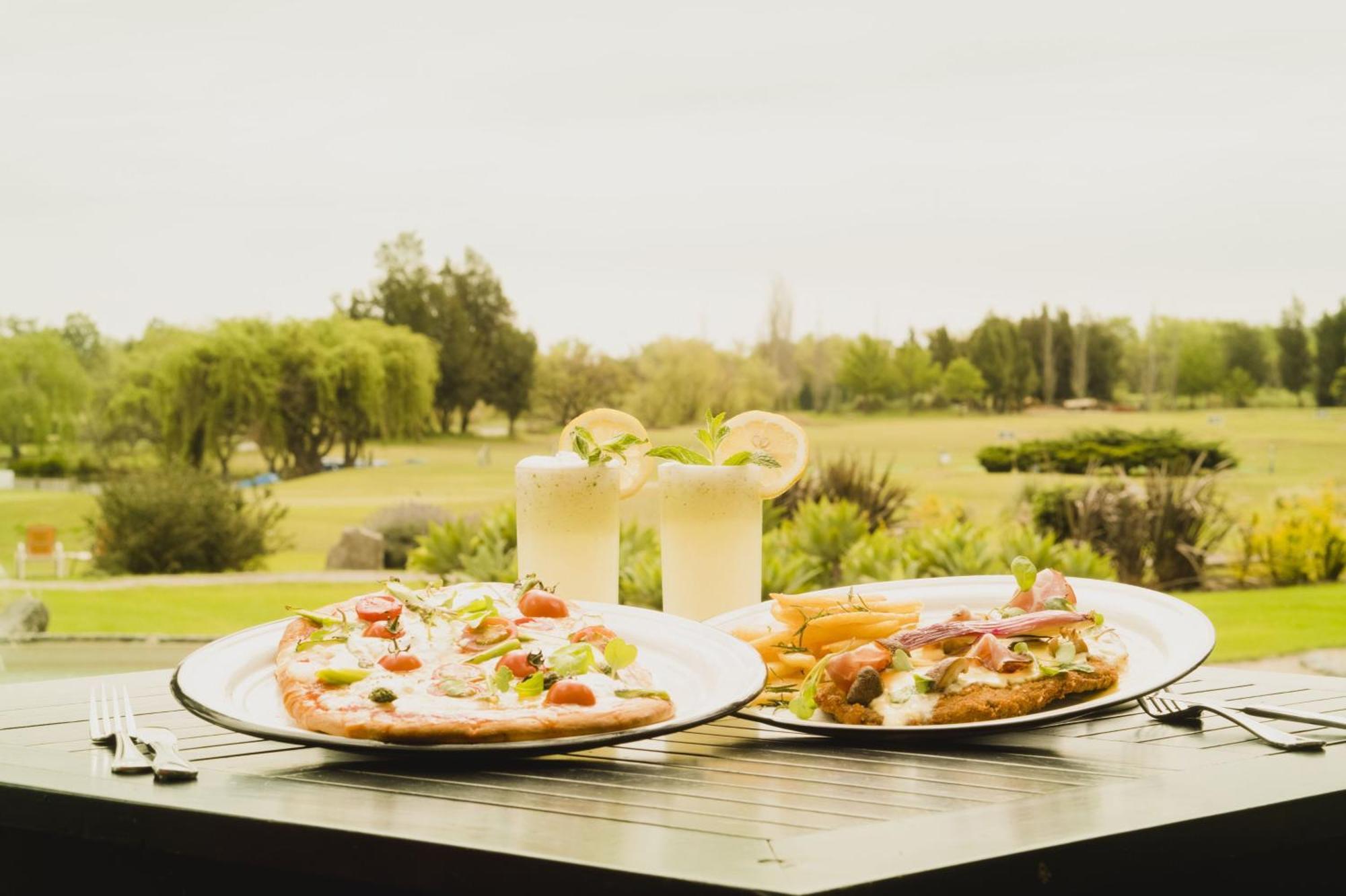 Sheraton Colonia Golf & Spa Resort Колония-дель-Сакраменто Экстерьер фото A view of the golf course from the restaurant