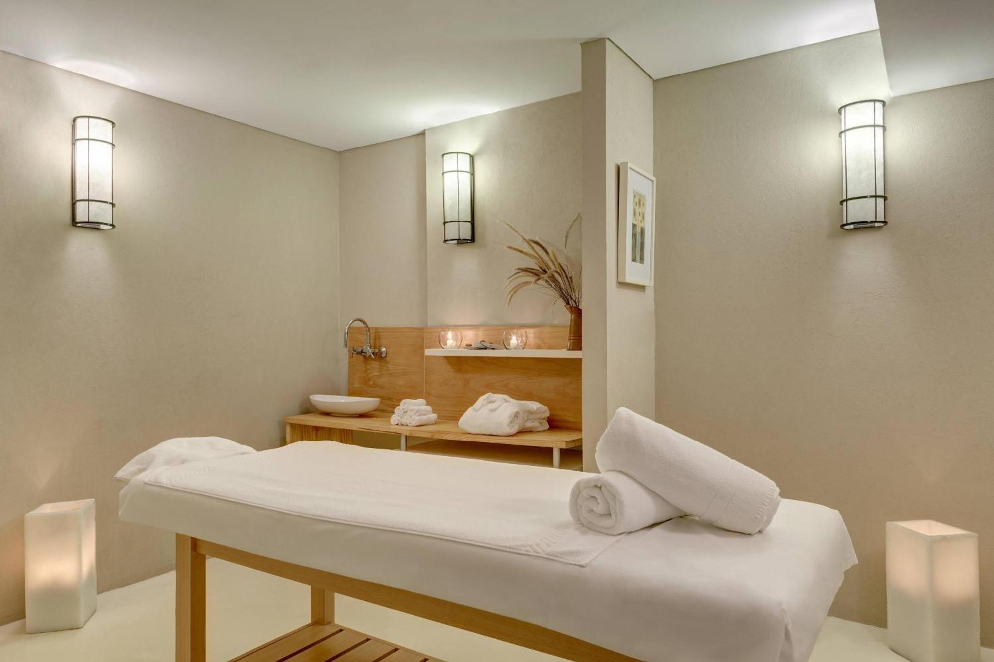 Sheraton Colonia Golf & Spa Resort Колония-дель-Сакраменто Экстерьер фото A massage bed