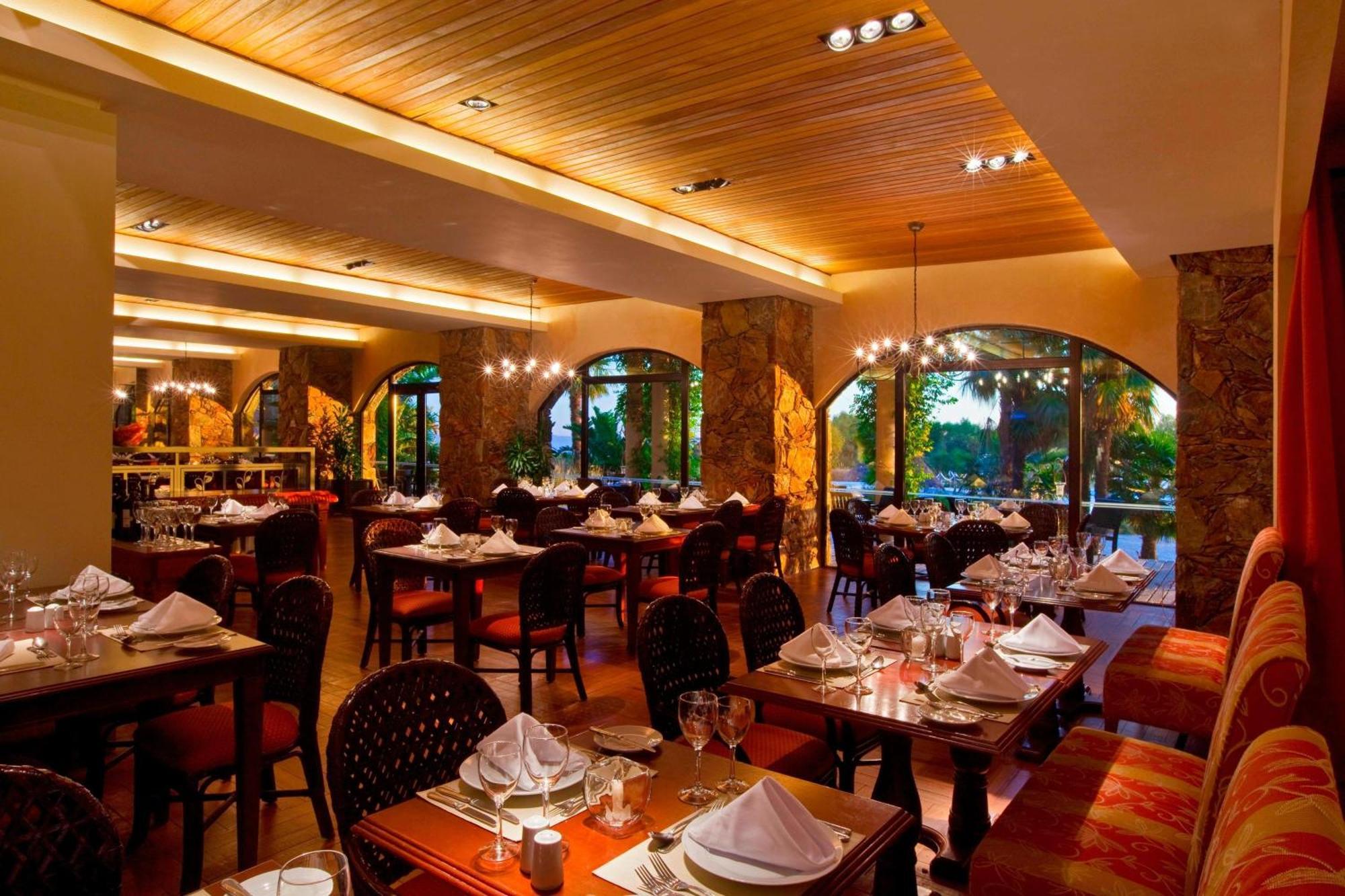 Sheraton Colonia Golf & Spa Resort Колония-дель-Сакраменто Экстерьер фото The restaurant