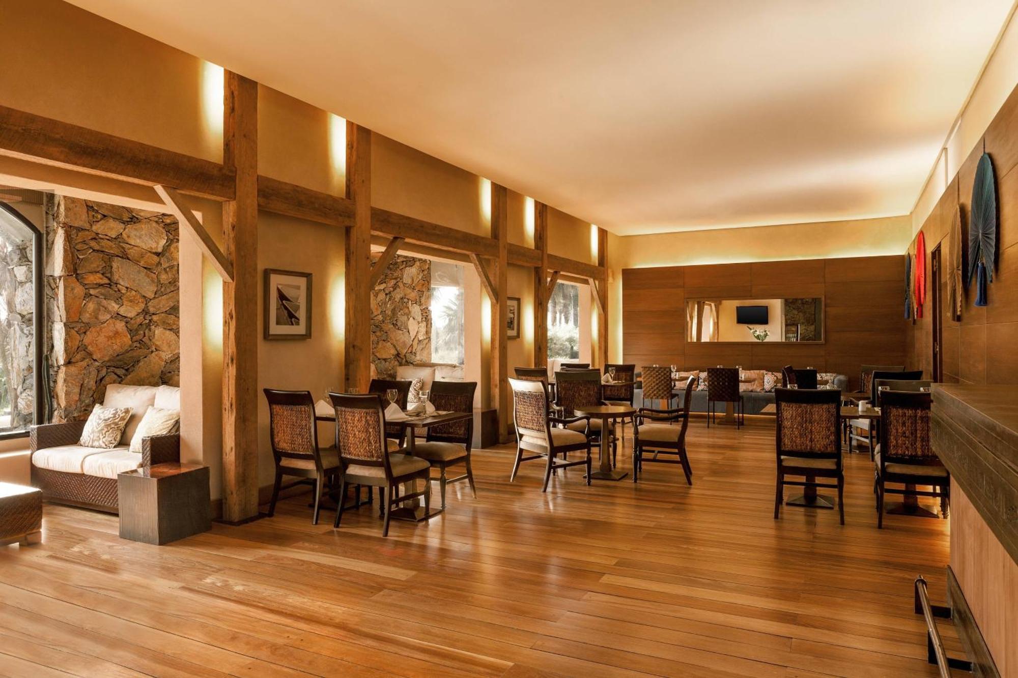 Sheraton Colonia Golf & Spa Resort Колония-дель-Сакраменто Экстерьер фото The restaurant at the hotel