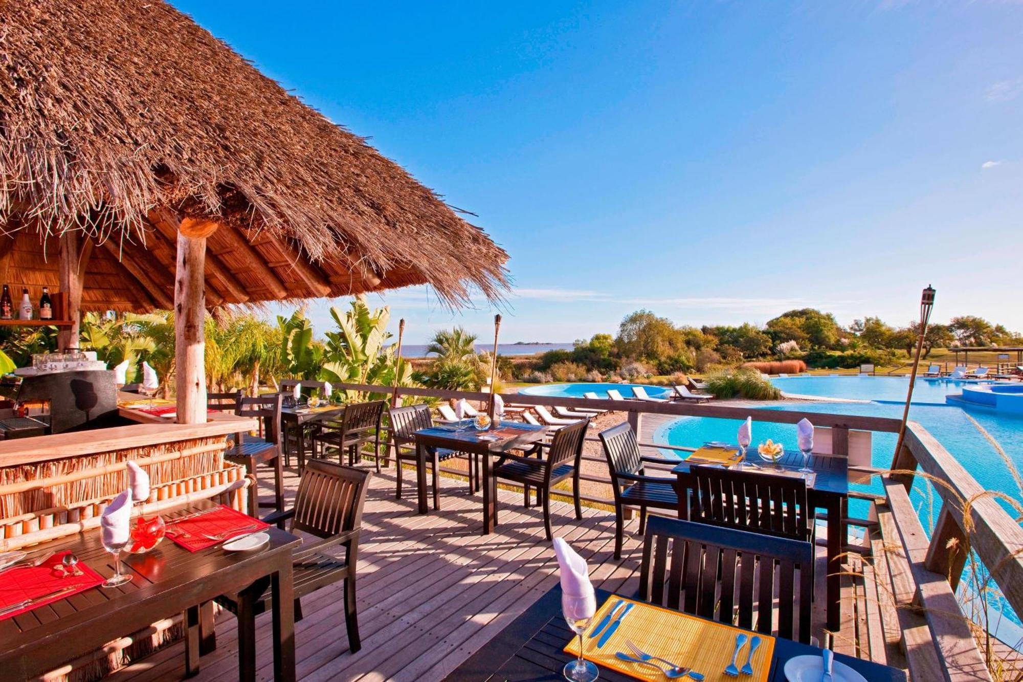 Sheraton Colonia Golf & Spa Resort Колония-дель-Сакраменто Экстерьер фото The pool at the resort