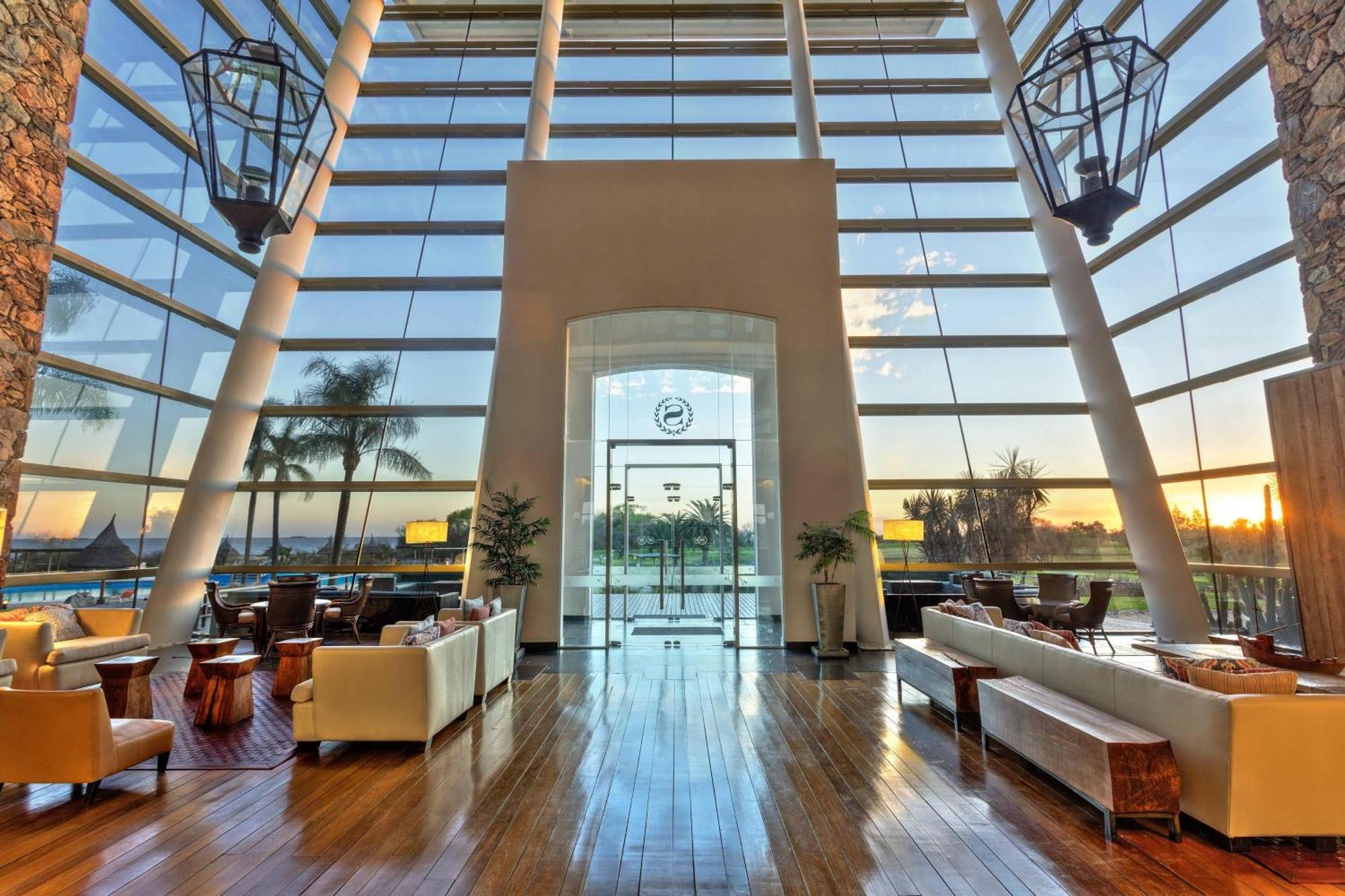 Sheraton Colonia Golf & Spa Resort Колония-дель-Сакраменто Экстерьер фото The interior of the airport's VIP lounge
