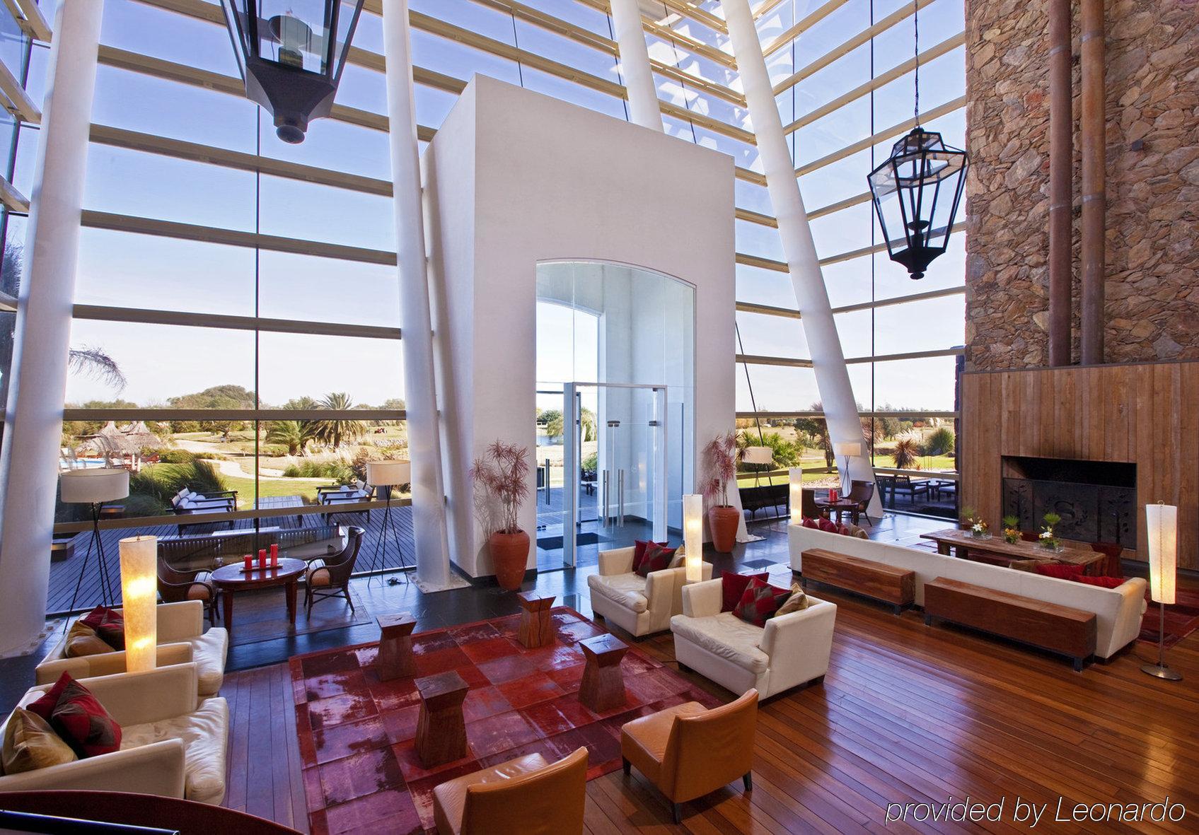 Sheraton Colonia Golf & Spa Resort Колония-дель-Сакраменто Интерьер фото Interior of the clubhouse