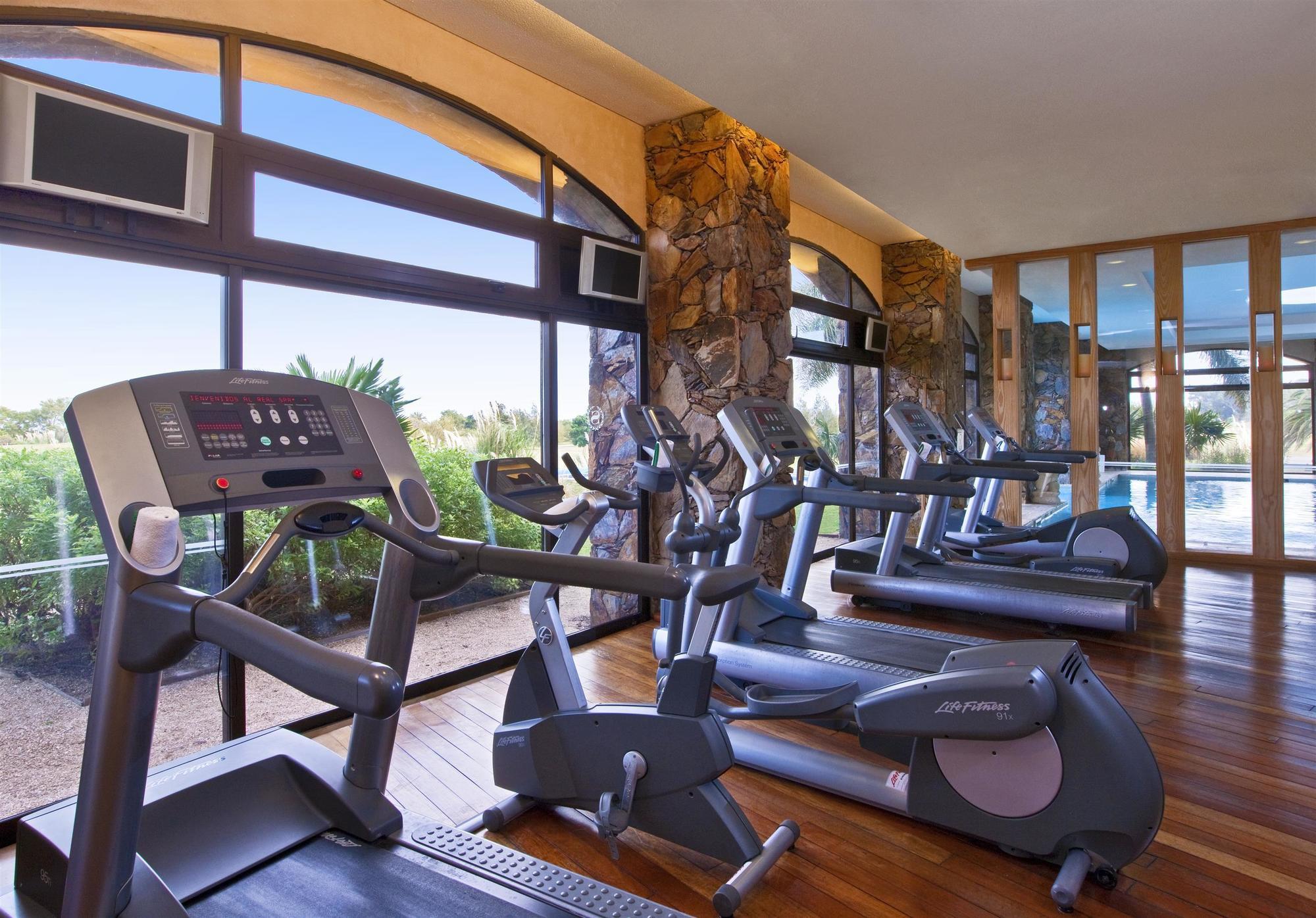 Sheraton Colonia Golf & Spa Resort Колония-дель-Сакраменто Экстерьер фото A gym at a hotel